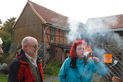 durch Pusten Feuer entfachen