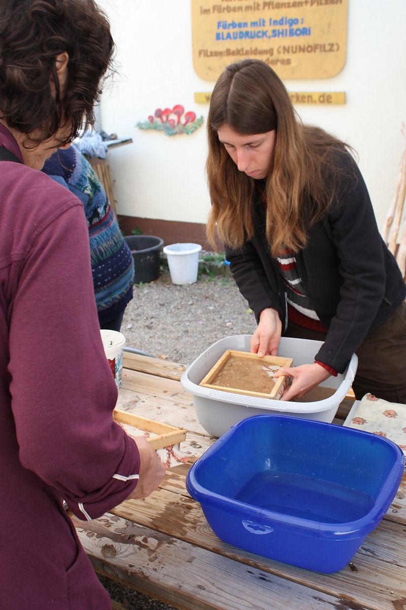 Pilzpapier schöpfen