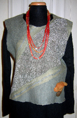 Oberteil mit Pilzen gefärbt und handgefilz