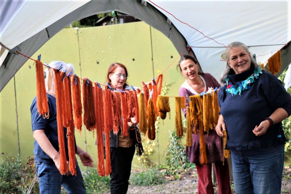 Färberinnen mit ausgehängter Wolle