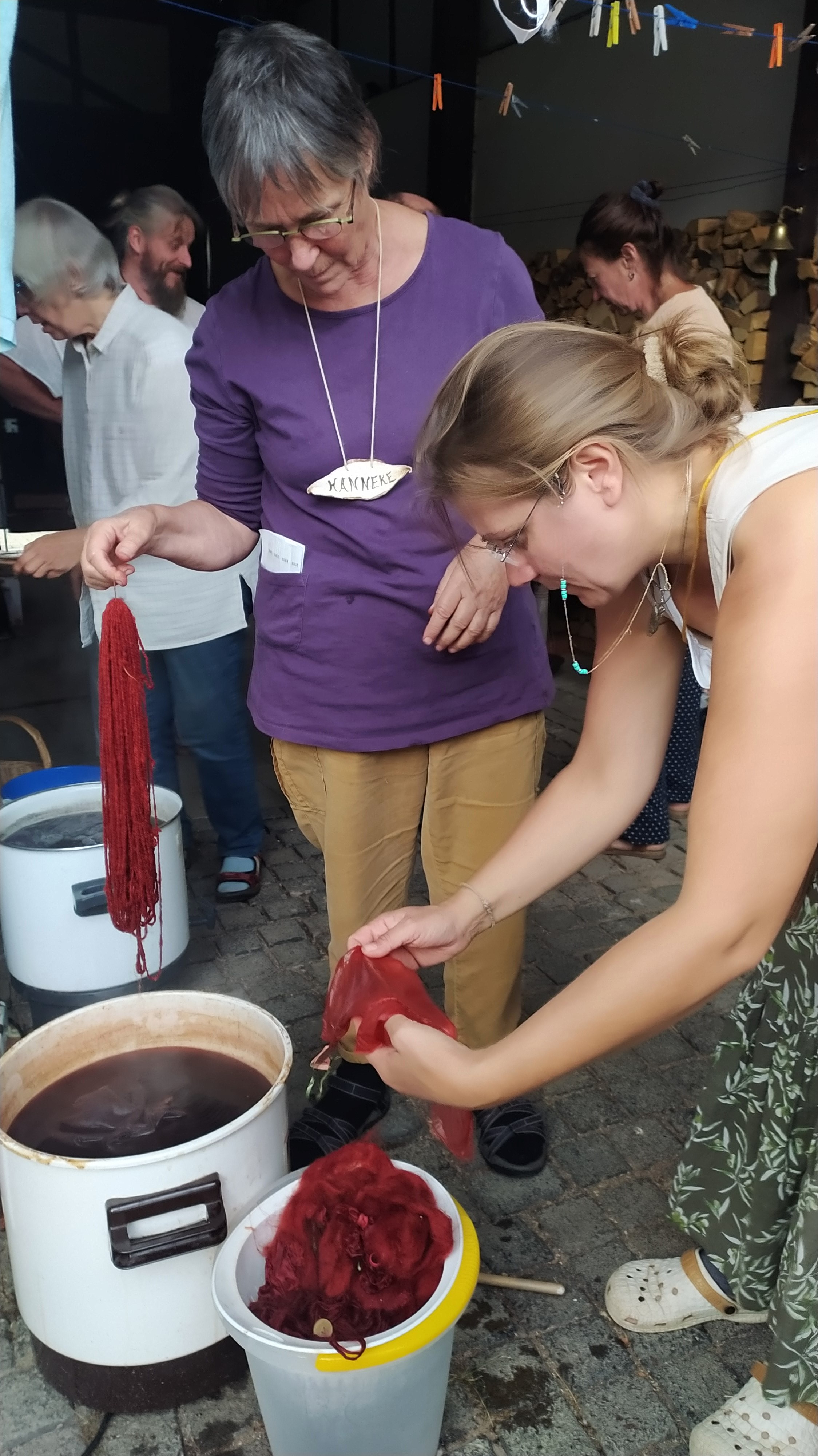 mit Pilzen rot gefärbt